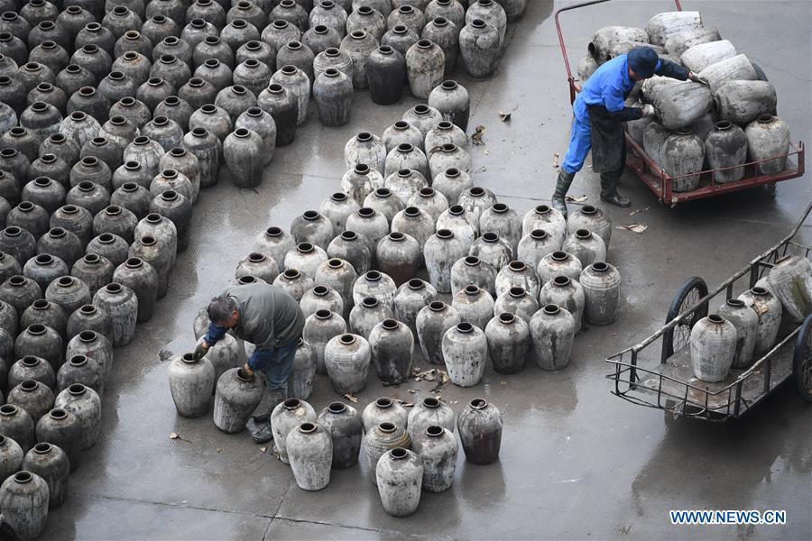 Workers check the jars used to contain rice wine at Shaoxing Nuerhong Winery Company in Shaoxing, east China\'s Zhejiang Province, Nov. 21, 2018. The company maintains its traditional rice wine brewing method, which is composed of nearly 20 processing steps. (Xinhua/Weng Xinyang)