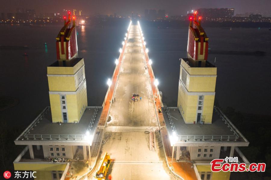 Magnolia-shaped lamps on the Nanjing Yangtze River Bridge are lighted up during a test on November 21, 2018. It is the first time those lamps are turned since the bridge was closed for a maintenance. The bulbs will also be replaced from the previous high-pressure sodium lamps into LED lamps which are more energy-efficient and has a longer-life. (Photo/IC)