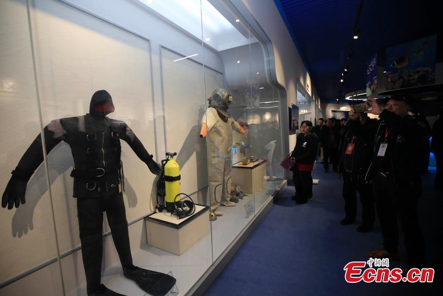 Different types of sea cucumbers are seen at a museum in Rongcheng, East China’s Shandong province. The sea cucumber museum, first of this kind in China, features over 100 specimens of the marine animal. The special museum also serves as a center for visitors to know more about the animal and its ecological role in the marine environment. (Photo: China News Service/ Wang Fudong)