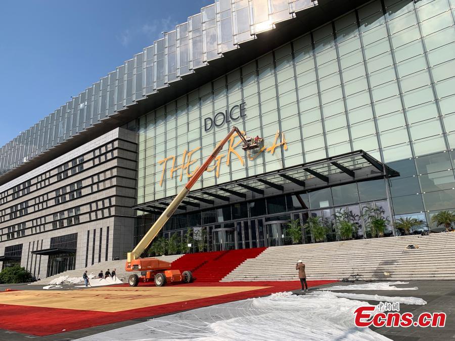 Decorations are under demolition at show field of Dolce & Gabbana in Shanghai on November 22, 2018. The Italian fashion brand canceled its show in Shanghai hours before it was scheduled to get underway on Wednesday evening. Before the cancellation, a long list of Chinese celebrities, including the company\'s brand ambassador in China, singer-actor Wang Junkai, announced they would not attend the show. On Sunday, a short video was posted on Dolce& Gabbana\'s Instagram and Sina Weibo accounts, apparently intended to promote the upcoming Shanghai show. (Photo: China News Service/ Kang Yuzhan)