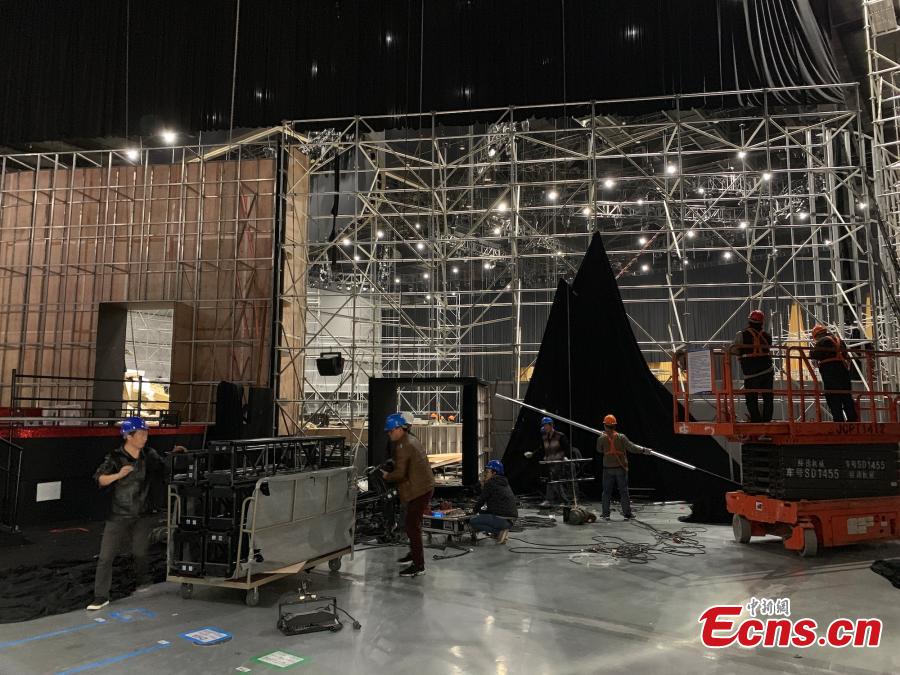 Decorations are under demolition at show field of Dolce & Gabbana in Shanghai on November 22, 2018. The Italian fashion brand canceled its show in Shanghai hours before it was scheduled to get underway on Wednesday evening. Before the cancellation, a long list of Chinese celebrities, including the company\'s brand ambassador in China, singer-actor Wang Junkai, announced they would not attend the show. On Sunday, a short video was posted on Dolce& Gabbana\'s Instagram and Sina Weibo accounts, apparently intended to promote the upcoming Shanghai show. (Photo: China News Service/ Kang Yuzhan)
