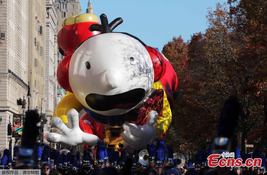 Despite frigid cold and strong winds, millions of people from New York and around the world lined the streets of Manhattan to watch the dazzling display of balloons and floats at the 92nd annual Macy\'s Thanksgiving Day Parade on Thursday,Nov. 22, 2018. Many spectators, huddled under blankets and behind guardrails, have waited for hours at the 77 St./ Central Park West where the three-hour annual spectacle kicked off at 9 a.m. (1400 GMT).(Photo/Agencies)