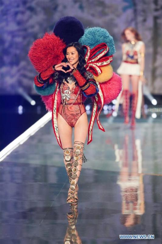 File photo taken on Nov. 20, 2017 shows Chinese model Liu Wen presenting a creation during the 2017 Victoria\'s Secret Fashion Show in east China\'s Shanghai. From 1978 when China started its reform and opening-up policy, a door to the outside world has been opened. Along with the imported commodities, fashion ideas inevitably slipped into China and since then the country, which was somewhat lack of fashion diversity, started its journey to pursue fashions. Over the past four decades, the thirst for beauty has driven Chinese people to pursue every possible fashionable element. The change first came with dress when colorful and diversified clothing prevailed as against the former dominant blue and grey. For a time, men and women raced to hairdressers\' just for trendy hairdos. Eating McDonald\'s or western cuisine even once was regarded as a fashionable thing. However, the most conspicuous change is that Chinese people have become more inclusive and they tend to accept new fashions, styles and concepts. China nowadays is dazzling the world not only on the fashion stage but in many other fields. Changes in fashions, as a profile of society, has well interpreted the benefits to people brought by China\'s reform and opening-up policy. (Xinhua/Ding Ting)