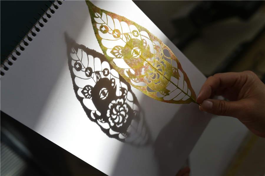 An engraved leaf art themed on the zodiac pig, created by art teacher Liu Ping. (Photo/Asianewsphoto)