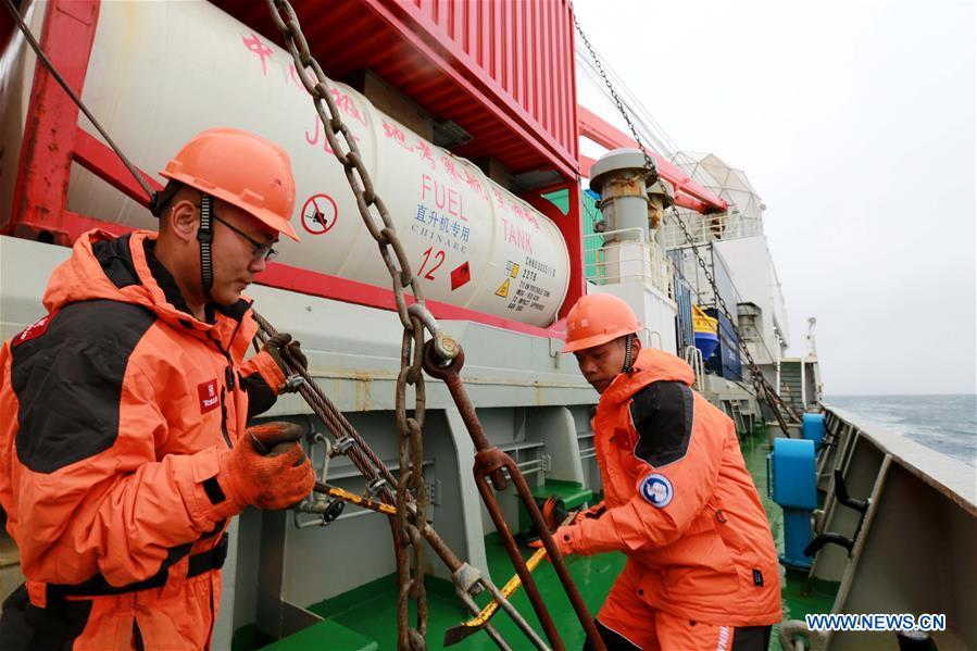 Staff members reinforce the chain on China\'s research icebreaker Xuelong, also known as the Snow Dragon, on Nov. 21, 2018. The icebreaker is on China\'s 35th Antarctic research expedition. At 6:22 p.m. Wednesday (local time), Xuelong crossed the stormy westerlies on its way towards China\'s Zhongshan Station in Antarctic. (Xinhua/Liu Shiping)