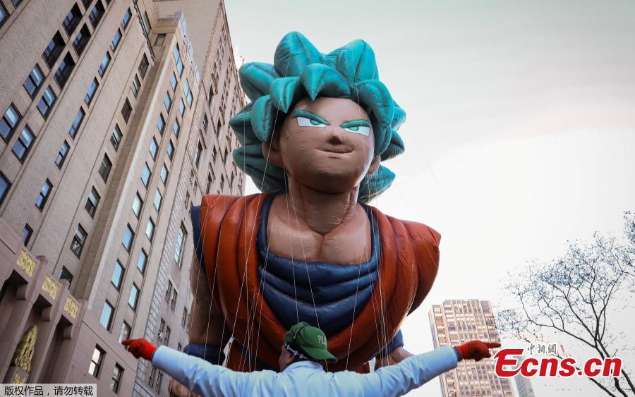 Despite frigid cold and strong winds, millions of people from New York and around the world lined the streets of Manhattan to watch the dazzling display of balloons and floats at the 92nd annual Macy\'s Thanksgiving Day Parade on Thursday,Nov. 22, 2018. Many spectators, huddled under blankets and behind guardrails, have waited for hours at the 77 St./ Central Park West where the three-hour annual spectacle kicked off at 9 a.m. (1400 GMT).(Photo/Agencies)
