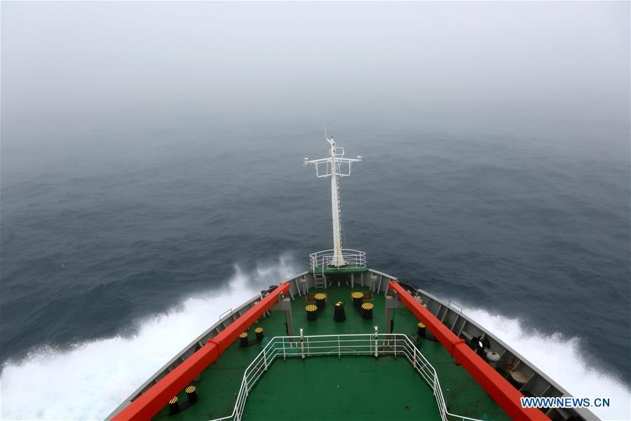 China\'s research icebreaker Xuelong, also known as the Snow Dragon, sails across westerlies on Nov. 20, 2018. The icebreaker is on China\'s 35th Antarctic research expedition. At 6:22 p.m. Wednesday (local time), Xuelong crossed the stormy westerlies on its way toward China\'s Zhongshan Station in Antarctic. (Xinhua/Liu Shiping)