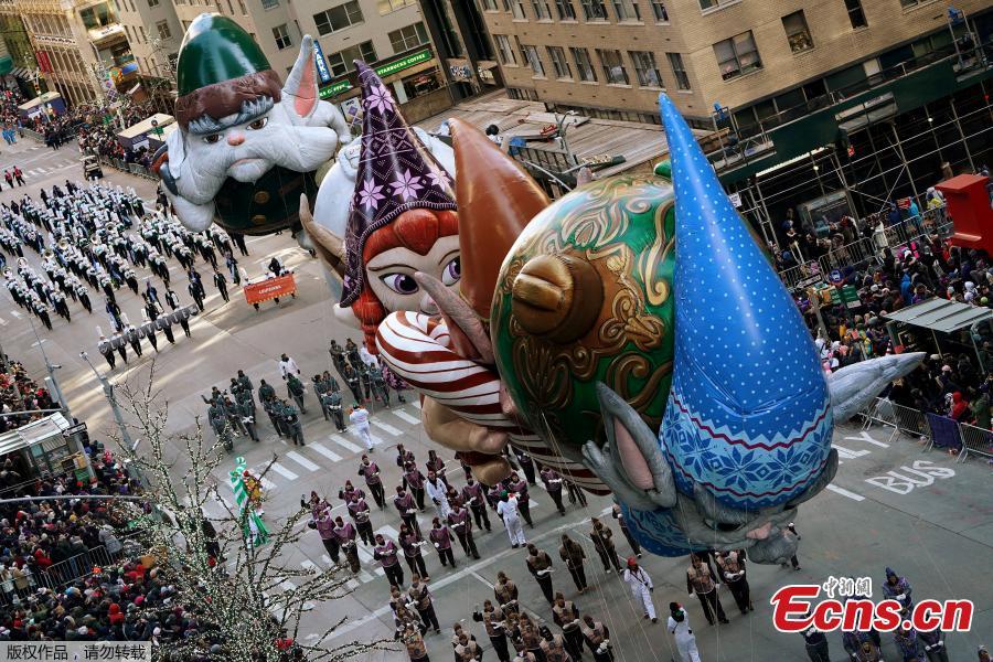 Despite frigid cold and strong winds, millions of people from New York and around the world lined the streets of Manhattan to watch the dazzling display of balloons and floats at the 92nd annual Macy\'s Thanksgiving Day Parade on Thursday,Nov. 22, 2018. Many spectators, huddled under blankets and behind guardrails, have waited for hours at the 77 St./ Central Park West where the three-hour annual spectacle kicked off at 9 a.m. (1400 GMT).(Photo/Agencies)
