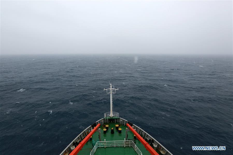 China\'s research icebreaker Xuelong, also known as the Snow Dragon, sails across westerlies on Nov. 21, 2018. The icebreaker is on China\'s 35th Antarctic research expedition. At 6:22 p.m. Wednesday (local time), Xuelong crossed the stormy westerlies on its way toward China\'s Zhongshan Station in Antarctic. (Xinhua/Liu Shiping)