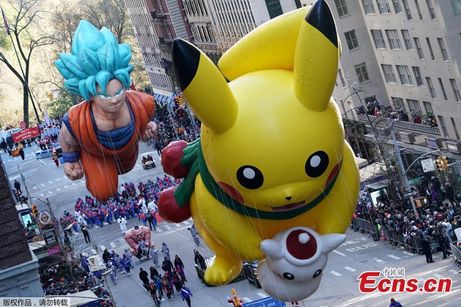 Despite frigid cold and strong winds, millions of people from New York and around the world lined the streets of Manhattan to watch the dazzling display of balloons and floats at the 92nd annual Macy\'s Thanksgiving Day Parade on Thursday,Nov. 22, 2018. Many spectators, huddled under blankets and behind guardrails, have waited for hours at the 77 St./ Central Park West where the three-hour annual spectacle kicked off at 9 a.m. (1400 GMT).(Photo/Agencies)