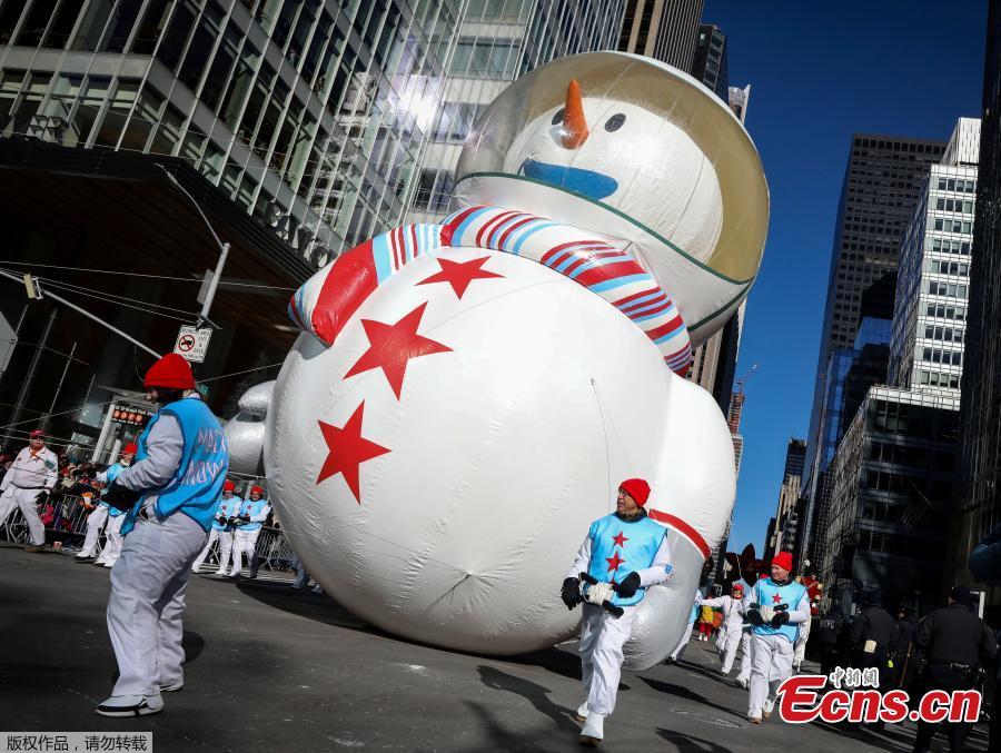 Despite frigid cold and strong winds, millions of people from New York and around the world lined the streets of Manhattan to watch the dazzling display of balloons and floats at the 92nd annual Macy\'s Thanksgiving Day Parade on Thursday,Nov. 22, 2018. Many spectators, huddled under blankets and behind guardrails, have waited for hours at the 77 St./ Central Park West where the three-hour annual spectacle kicked off at 9 a.m. (1400 GMT).(Photo/Agencies)