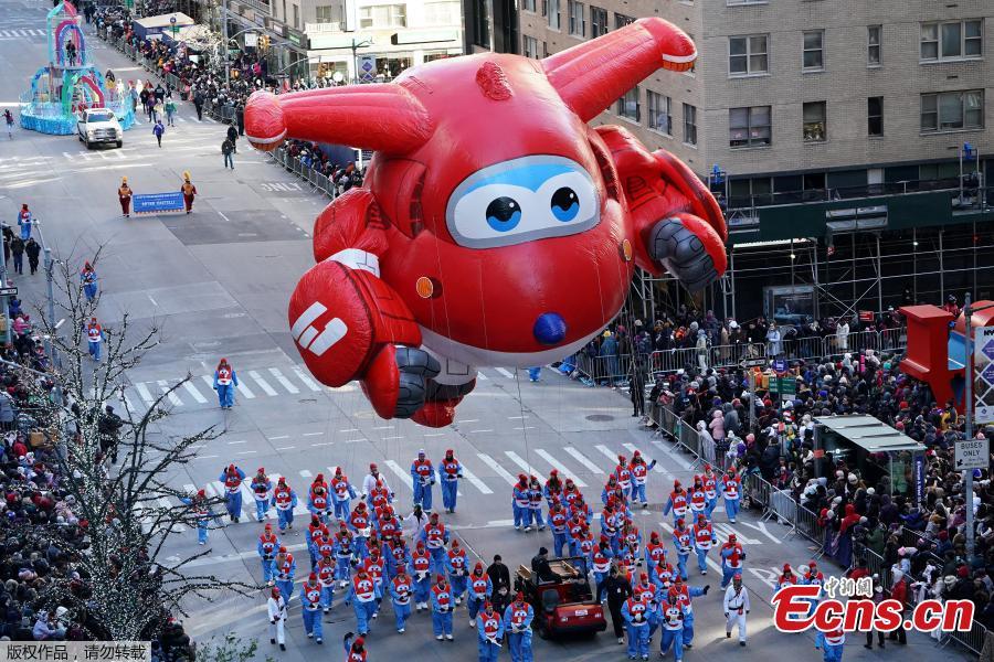 Despite frigid cold and strong winds, millions of people from New York and around the world lined the streets of Manhattan to watch the dazzling display of balloons and floats at the 92nd annual Macy\'s Thanksgiving Day Parade on Thursday,Nov. 22, 2018. Many spectators, huddled under blankets and behind guardrails, have waited for hours at the 77 St./ Central Park West where the three-hour annual spectacle kicked off at 9 a.m. (1400 GMT).(Photo/Agencies)