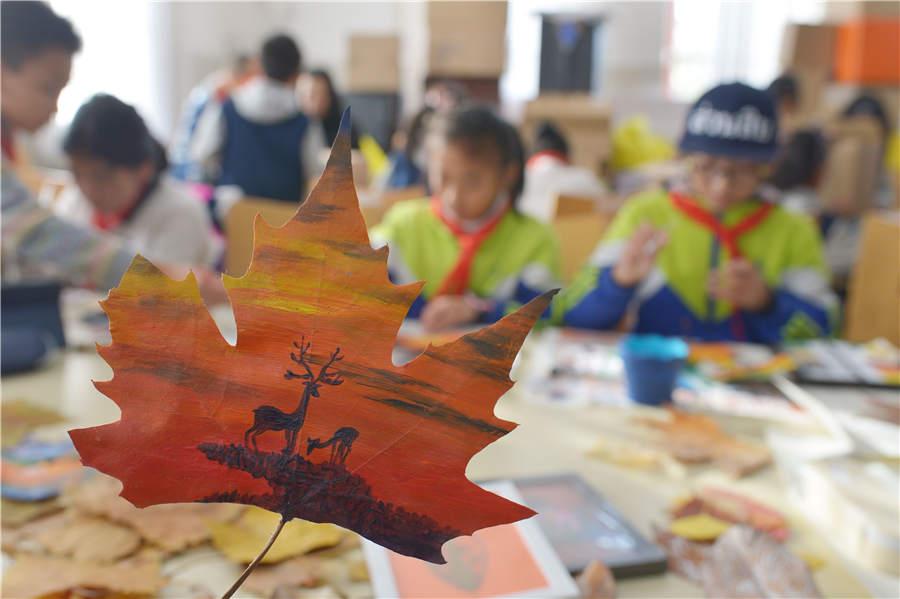 Students create leaf art during class at a primary school in Qingdao, East China\'s Shandong Province. (Photo/Asianewsphoto)