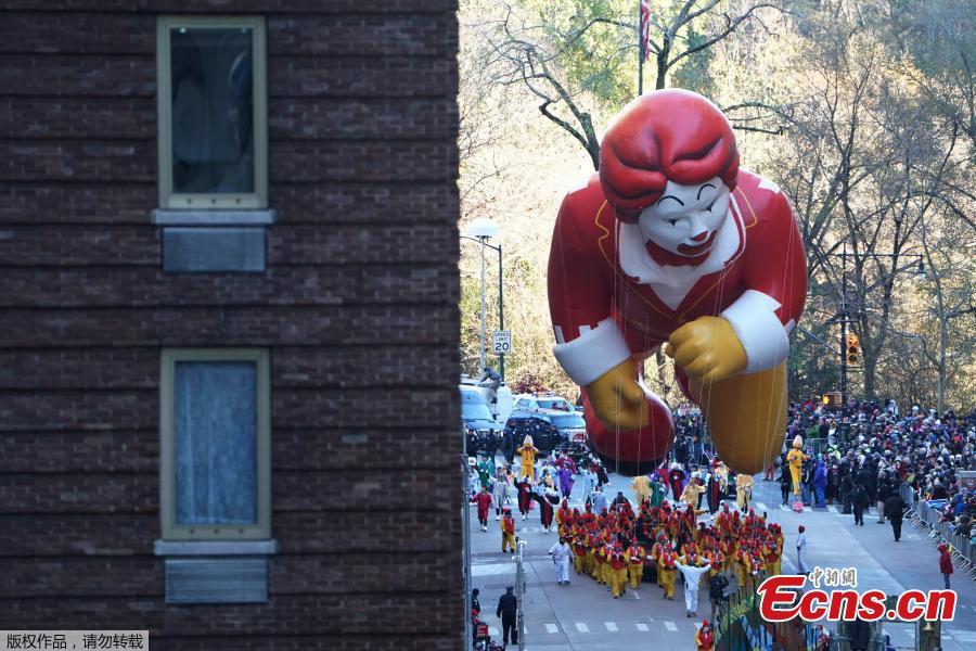 Despite frigid cold and strong winds, millions of people from New York and around the world lined the streets of Manhattan to watch the dazzling display of balloons and floats at the 92nd annual Macy\'s Thanksgiving Day Parade on Thursday,Nov. 22, 2018. Many spectators, huddled under blankets and behind guardrails, have waited for hours at the 77 St./ Central Park West where the three-hour annual spectacle kicked off at 9 a.m. (1400 GMT).(Photo/Agencies)