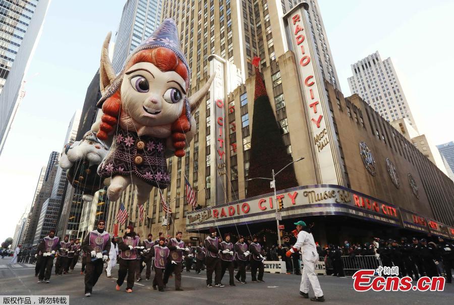 Despite frigid cold and strong winds, millions of people from New York and around the world lined the streets of Manhattan to watch the dazzling display of balloons and floats at the 92nd annual Macy\'s Thanksgiving Day Parade on Thursday,Nov. 22, 2018. Many spectators, huddled under blankets and behind guardrails, have waited for hours at the 77 St./ Central Park West where the three-hour annual spectacle kicked off at 9 a.m. (1400 GMT).(Photo/Agencies)