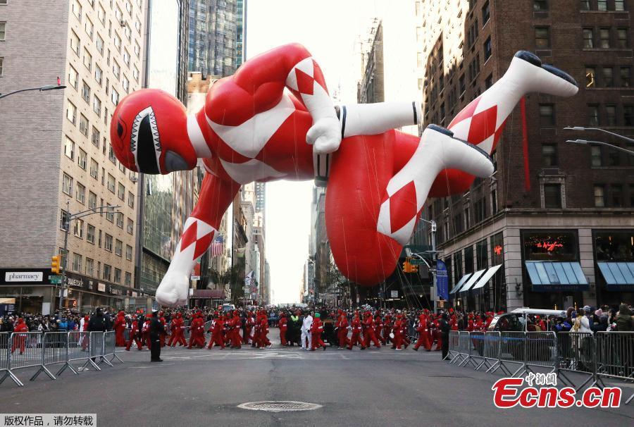 Despite frigid cold and strong winds, millions of people from New York and around the world lined the streets of Manhattan to watch the dazzling display of balloons and floats at the 92nd annual Macy\'s Thanksgiving Day Parade on Thursday,Nov. 22, 2018. Many spectators, huddled under blankets and behind guardrails, have waited for hours at the 77 St./ Central Park West where the three-hour annual spectacle kicked off at 9 a.m. (1400 GMT).(Photo/Agencies)