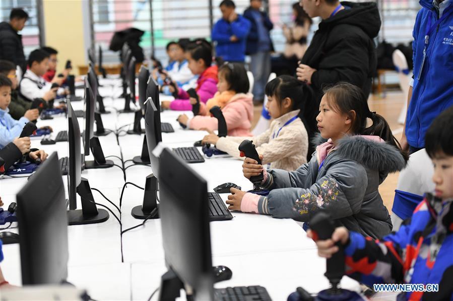 Students compete during the China Junior Flight Simulation Championships in Harbin, northeast China\'s Heilongjiang Province, Nov. 24, 2018. About 411 students of 46 teams took part in the two-day championships. (Xinhua/Wang Song)