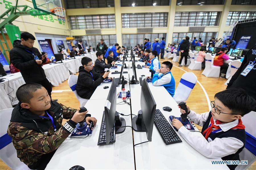 Students compete during the China Junior Flight Simulation Championships in Harbin, northeast China\'s Heilongjiang Province, Nov. 24, 2018. About 411 students of 46 teams took part in the two-day championships. (Xinhua/Wang Song)