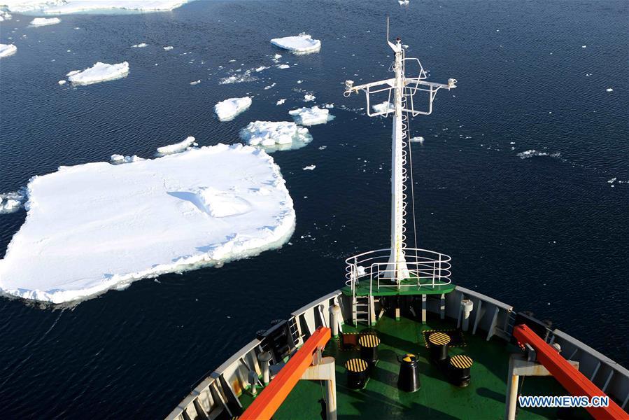 China\'s research icebreaker Xuelong travels between sheets of floating ice in the Southern Ocean, Nov. 25, 2018. Xuelong entered a floating ice area in the Southern Ocean to avoid a cyclone. The ice area is located at 61.55 degrees south latitude and 110.37 east longitude. (Xinhua/Liu Shiping)
