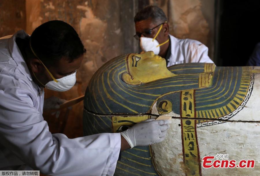 Archaeologists remove the cover of an intact sarcophagus inside the tomb TT33 in Luxor, Egypt November 24, 2018. (Photo/VCG)
A new ancient tomb is unveiled in the Theban necropolis of Al-Assasif in the southern city of Luxor, Egypt, on Nov. 24. The tomb dates back to the Middle Kingdom, which spanned the 11th and 12th dynasties, and is the burial site of nobles and senior officials close to the pharaohs. Among the findings in the tomb are sarcophagi, statues and some funerary figurines called \