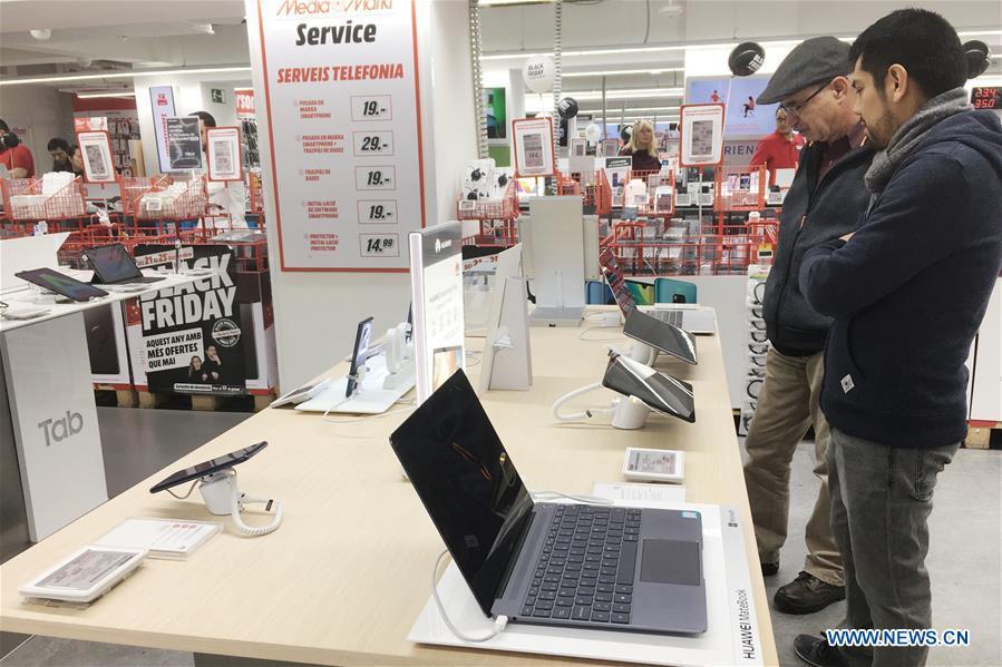 People select Huawei products in a shopping mall in Barcelona, Spain, on Nov. 25, 2018. More and more Spanish consumers accept Chinese high-tech brands, which now can be seen in daily life across Spain. (Xinhua/Zheng Huansong)