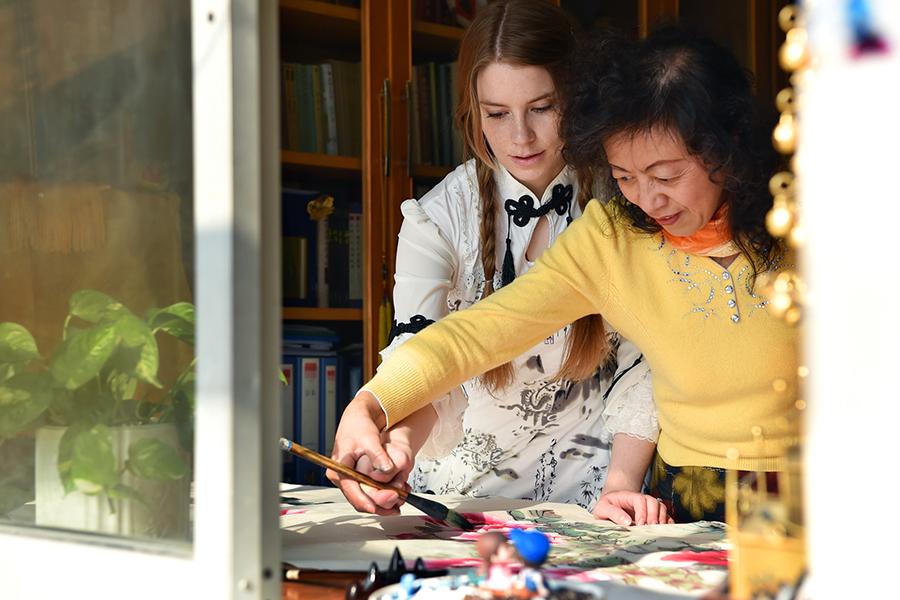 Francis learns traditional Chinese-style traditional painting from her mother-in-law at home in Shijiazhuang. (Photo/Xinhua)