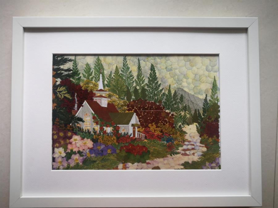 An artwork made of pressed flower by Liu Xianghuan. (Photo provided to chinadaily.com.cn)
In the past 22 years, Liu Xianghuan has created numerous exquisite pressed flower artworks, some of which have won national and international awards.
Liu, 57, a teacher from Northeast Forestry University, started her study on pressed flower art in 1996 when she tried to retain the color of a fallen leave via mineral acid occasionally.