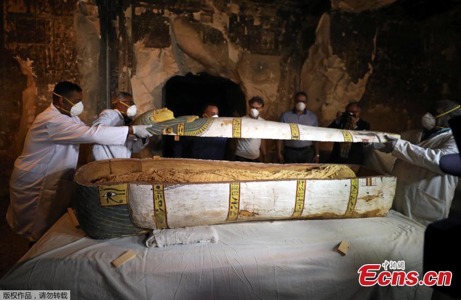 Archaeologists remove the cover of an intact sarcophagus inside the tomb TT33 in Luxor, Egypt November 24, 2018.(Photo/VCG)