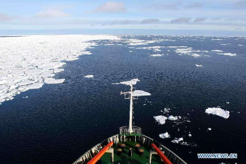 China\'s research icebreaker Xuelong travels between sheets of floating ice in the Southern Ocean, Nov. 25, 2018. Xuelong entered a floating ice area in the Southern Ocean to avoid a cyclone. The ice area is located at 61.55 degrees south latitude and 110.37 east longitude. (Xinhua/Liu Shiping)