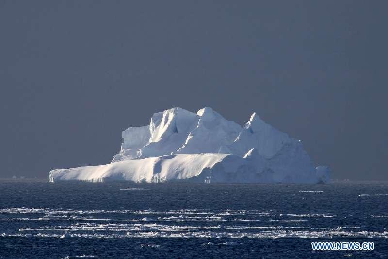 An iceberg and floating ice are seen in the Southern Ocean, Nov. 25, 2018. Xuelong entered a floating ice area in the Southern Ocean to avoid a cyclone. The ice area is located at 61.55 degrees south latitude and 110.37 east longitude. (Xinhua/Liu Shiping)