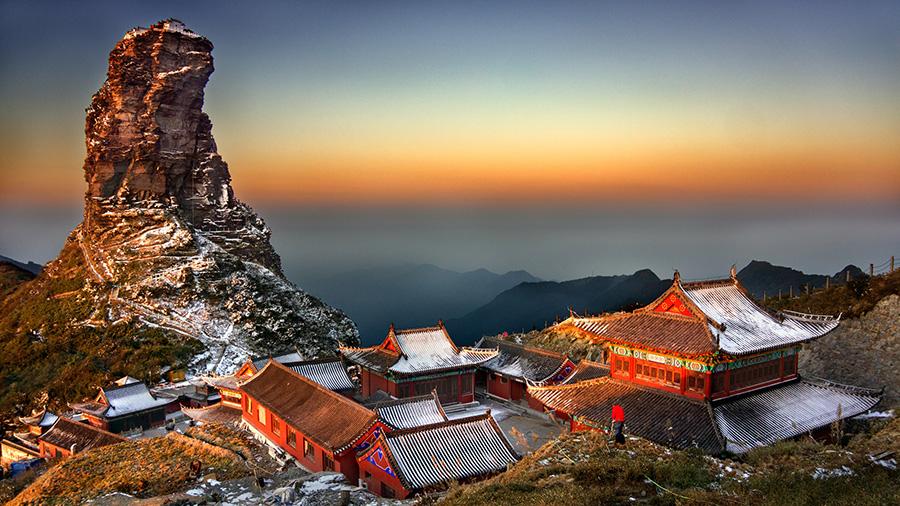 A fantastic landscape after a snowfall in Fanjing Mountain, located in Tongren city of Guizhou Province. (Photo/chinadaily.com.cn)

Guizhou Province in southwestern China is full of high mountains. In winter, the mountainous areas are turned white, not only by snowfall but also rime.

Among these mountains, Fanjing Mountain in Tongren city is probably the best place for such breathtaking views.