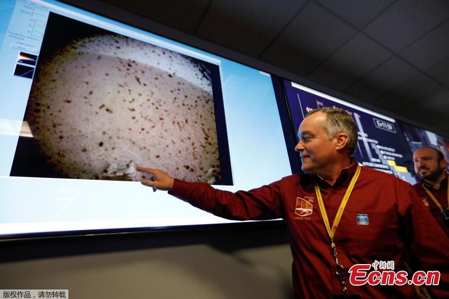 Project manager Tom Hoffman points to the first picture sent back to earth from Mars by the spaceship InSight at NASA\'s Jet Propulsion Laboratory (JPL) in Pasadena, California, U.S. November 26, 2018. (Photo/Agencies)