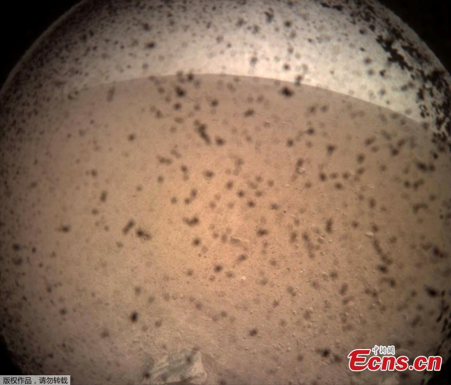 NASA\'s InSight Mars lander acquired this image of the area in front of the lander using its lander-mounted, Instrument Context Camera (ICC) with the ICC image field of view of 124 x 124 degrees, on Mars, November 26, 2018. (Photo/Agencies)