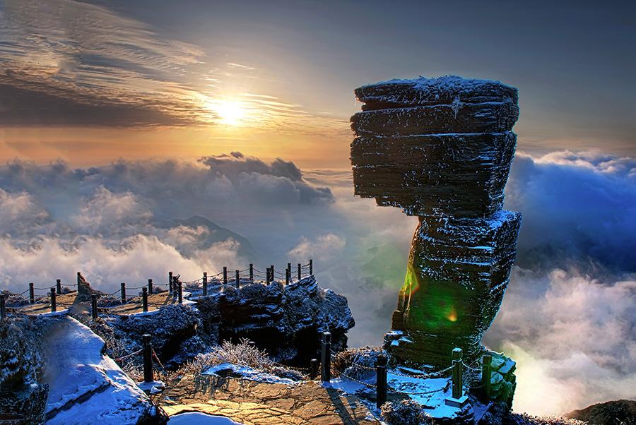A fantastic landscape after a snowfall in Fanjing Mountain, located in Tongren city of Guizhou Province. (Photo/chinadaily.com.cn)
Fanjing Mountain literally means “pure mountain”, and Buddhists hope visitors who see the beautiful scene on the mountain are so moved by what they witness their souls are purified.

The mountain was added to UNESCO\'s world natural heritage list in July because of its diverse plants, forests, endangered wildlife and unique landscapes.