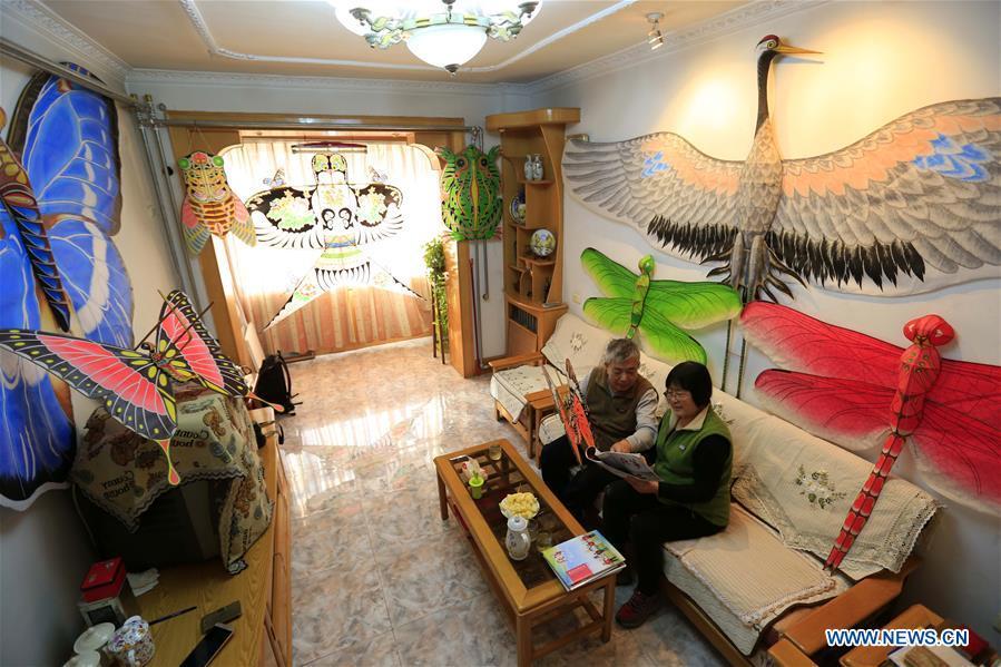 Fu Xianming and his wife discuss kites making techniques in Shijiazhuang, capital of north China\'s Hebei Province, Nov. 21, 2018. Fu Xianming, a 66-year-old craftsman, has devoted himself in kites making for 20 years. Fu and his wife have made more than 1,500 kites of various shapes since 1998. (Xinhua/Zhang Haiqiang)