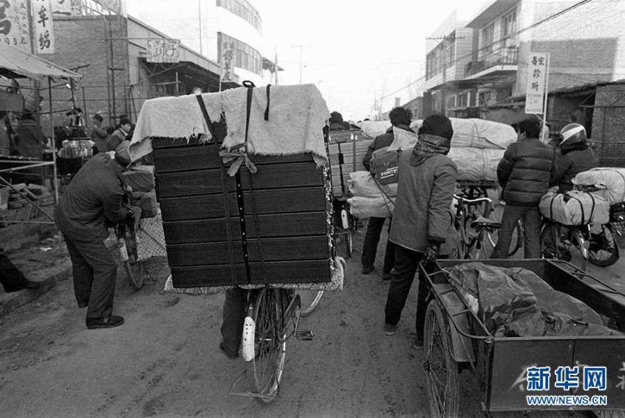 In the late 1970s, people living in Baigou start to engage in businesses on the streets focused on small commodities. (Photo/Xinhua)