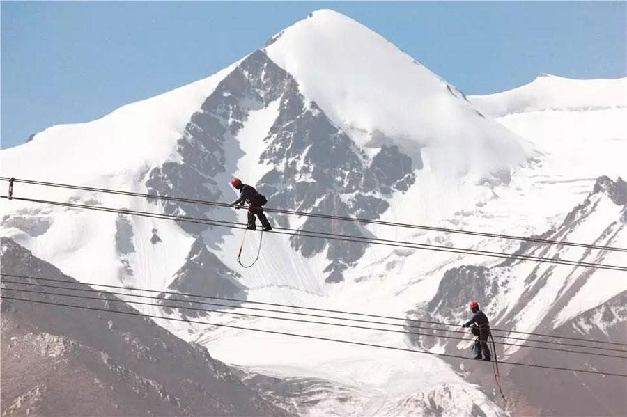 The world\'s highest ultra-high voltage transmission project has been put into operation in the Tibet autonomous region, November 23, 2018. The project in southwestern China\'s Himalayan region has required workers to string power lines reaching altitudes of just under 5,300 meters above sea-level. (Photo provided by State Grid Qinghai Electric Power Company)