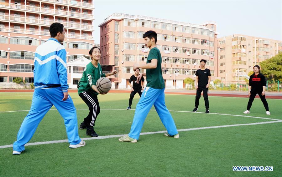 Teacher Zeng Wenping(2nd L) plays with students at Qiyin school in Nanchang, capital of east China\'s Jiangxi Province, Nov. 26, 2018. Zeng, 43, has been engaged in special education for 21 years ever since she graduated from university. Hearing impaired students enjoy the all-encompassing heartfelt and intensive care by Zeng and consider her as more than a teacher but a sister. (Xinhua/Hu Chenhuan)