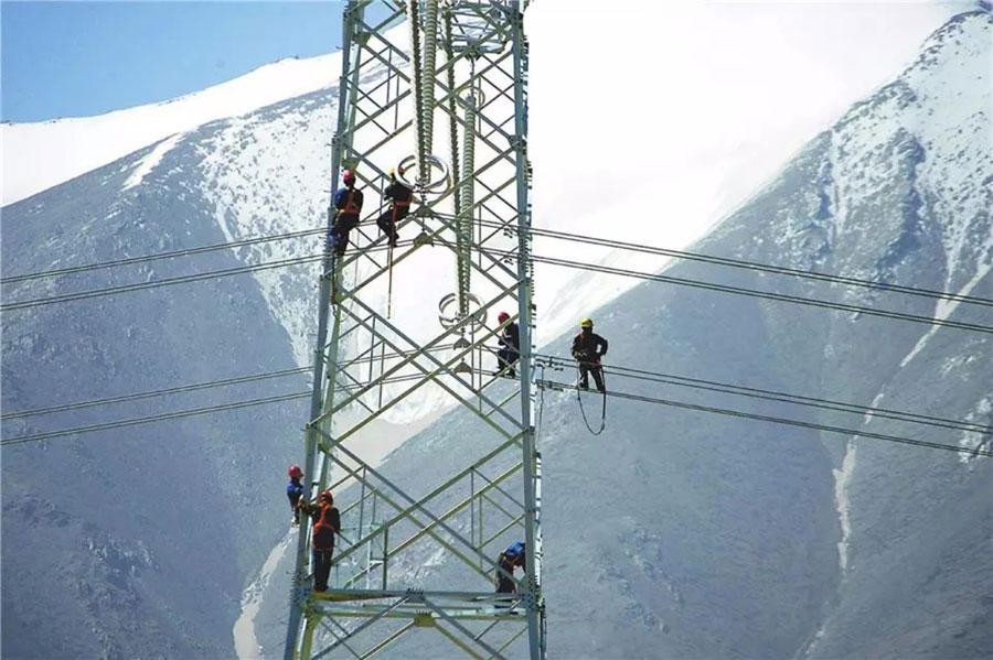 The world\'s highest ultra-high voltage transmission project has been put into operation in the Tibet autonomous region, November 23, 2018. The project in southwestern China\'s Himalayan region has required workers to string power lines reaching altitudes of just under 5,300 meters above sea-level. (Photo provided by State Grid Qinghai Electric Power Company)