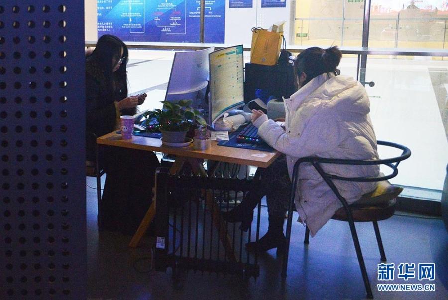 As e-commerce booms, Baigou also looks online to enlarge its business.  (Photo/Xinhua)