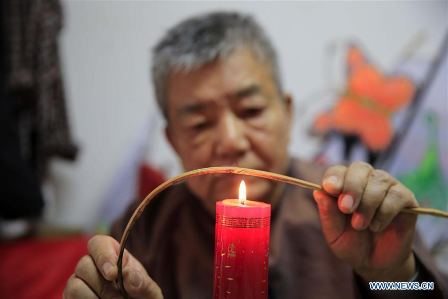 Fu Xianming makes framework of kite in Shijiazhuang, capital of north China\'s Hebei Province, Nov. 21, 2018. Fu Xianming, a 66-year-old craftsman, has devoted himself in kites making for 20 years. Fu and his wife have made more than 1,500 kites of various shapes since 1998. (Xinhua/Zhang Haiqiang)