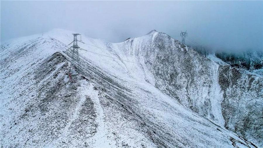 The world\'s highest ultra-high voltage transmission project has been put into operation in the Tibet autonomous region, November 23, 2018. The project in southwestern China\'s Himalayan region has required workers to string power lines reaching altitudes of just under 5,300 meters above sea-level. (Photo provided by State Grid Qinghai Electric Power Company)