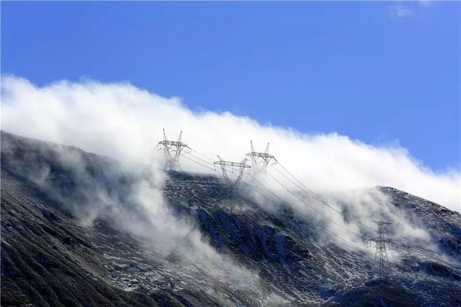 The world\'s highest ultra-high voltage transmission project has been put into operation in the Tibet autonomous region, November 23, 2018. The project in southwestern China\'s Himalayan region has required workers to string power lines reaching altitudes of just under 5,300 meters above sea-level. (Photo provided by State Grid Qinghai Electric Power Company)