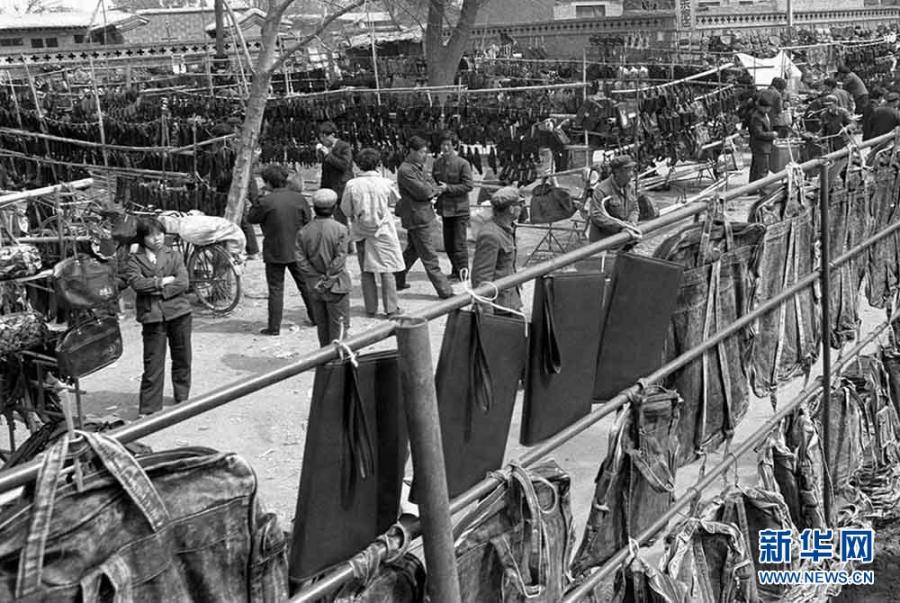 The town\'s bag annual output reaches 800 million units, and it has 14 specialized clusters with transactions of more than 100 billion yuan ($143.8 million) in the last year. (Photo/Xinhua)