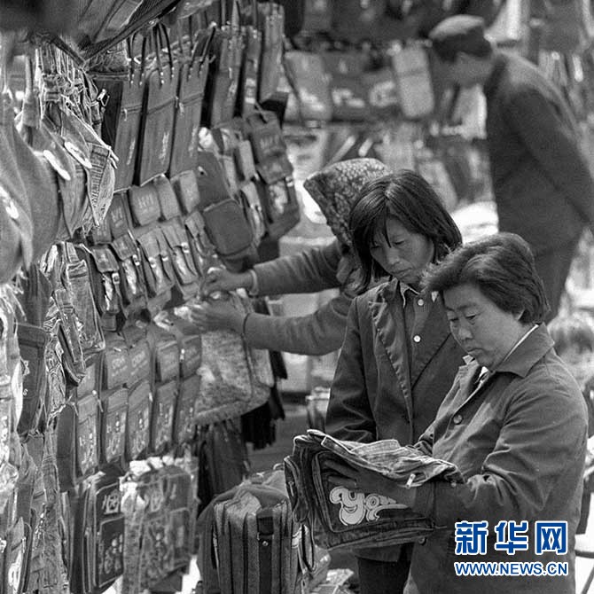 In 1984, the first specialized cluster of small commodities, named Baifurong, is built in town. Then buyers from other places start to flood the cluster, and hundreds of trucks wait to ship orders. (Photo/Xinhua)