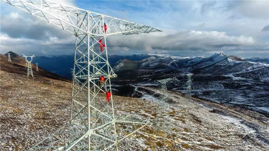 The world\'s highest ultra-high voltage transmission project has been put into operation in the Tibet autonomous region, November 23, 2018. The project in southwestern China\'s Himalayan region has required workers to string power lines reaching altitudes of just under 5,300 meters above sea-level. (Photo provided by State Grid Qinghai Electric Power Company)