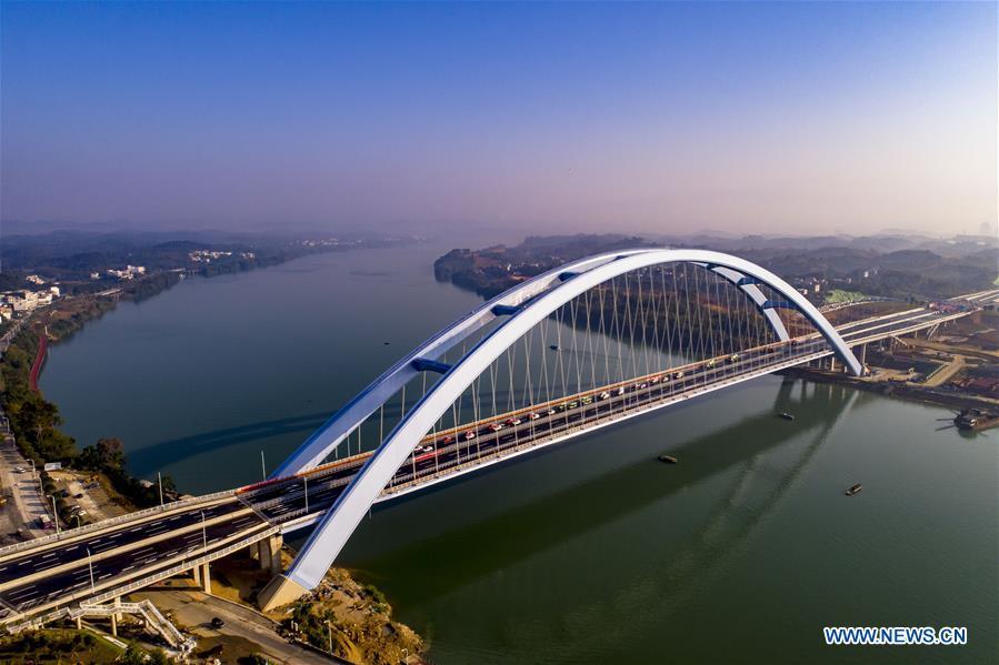 Aerial photo taken on Nov. 27, 2018 shows the Guantang bridge in Liuzhou, south China\'s Guangxi Zhuang Autonomous Region. The bridge, spanning over a distance of 457 meters, opened to traffic on Tuesday. (Xinhua/Li Bin)