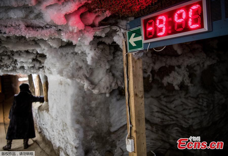 An electronic thermometer shows the temperature in the Museum of the History of Permafrost Studies located beneath the Melnikov Permafrost Institute in the eastern Siberian city of Yakutsk in Russia on November 26, 2018. (Photo/Agencies)