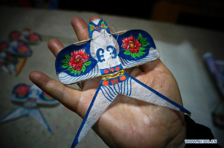 Fu Xianming displays a palm-sized kite in Shijiazhuang, capital of north China\'s Hebei Province, Nov. 21, 2018. Fu Xianming, a 66-year-old craftsman, has devoted himself in kites making for 20 years. Fu and his wife have made more than 1,500 kites of various shapes since 1998. (Xinhua/Zhang Haiqiang)