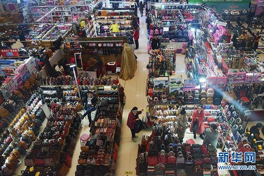 In the early 1990s, Baigou becomes a prominent distribution center for small commodities. As handbags and luggage are popular in big cities, people in Baigou with business sense follow the trend to start producing bags. In May 1993, a specialized bags trading center breaks ground. (Photo/Xinhua)